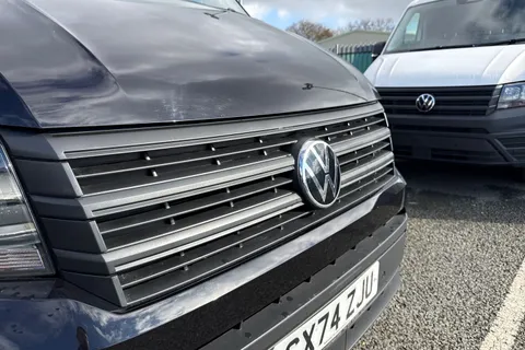 CX74ZJU Volkswagen Crafter 2.0 TDI CR35 Commerce Plus FWD MWB High Roof Euro 6 (s/s) 5dr Thumbnail #26
