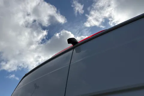 CX74XWW Volkswagen Crafter 2.0 TDI CR35 Commerce FWD MWB High Roof Euro 6 (s/s) 5dr Thumbnail #29