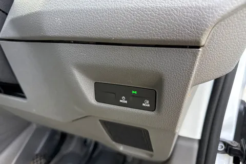 CX74ZDZ Volkswagen Crafter 2.0 TDI CR35 Commerce FWD MWB High Roof Euro 6 (s/s) 5dr Thumbnail #29