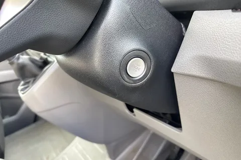 CX74ZJU Volkswagen Crafter 2.0 TDI CR35 Commerce Plus FWD MWB High Roof Euro 6 (s/s) 5dr Thumbnail #29