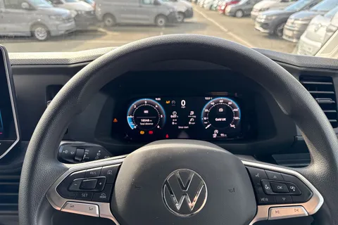 CX74ZJU Volkswagen Crafter 2.0 TDI CR35 Commerce Plus FWD MWB High Roof Euro 6 (s/s) 5dr Thumbnail #30