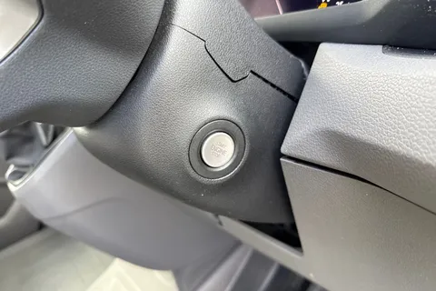 CX74ZDZ Volkswagen Crafter 2.0 TDI CR35 Commerce FWD MWB High Roof Euro 6 (s/s) 5dr Thumbnail #30