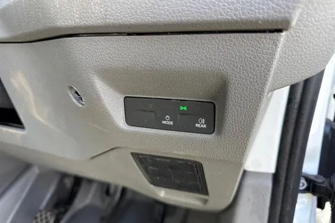 CX74XWW Volkswagen Crafter 2.0 TDI CR35 Commerce FWD MWB High Roof Euro 6 (s/s) 5dr Thumbnail #30