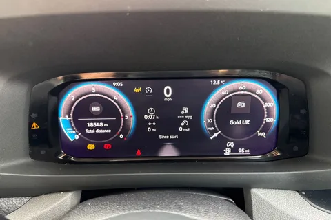 CX74ZJU Volkswagen Crafter 2.0 TDI CR35 Commerce Plus FWD MWB High Roof Euro 6 (s/s) 5dr Thumbnail #31