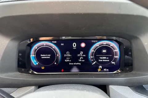 CX74XWW Volkswagen Crafter 2.0 TDI CR35 Commerce FWD MWB High Roof Euro 6 (s/s) 5dr Thumbnail #32