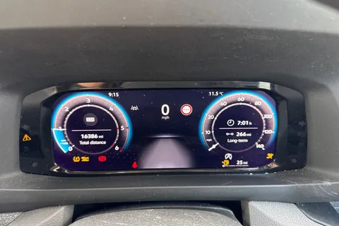 CX74ZDZ Volkswagen Crafter 2.0 TDI CR35 Commerce FWD MWB High Roof Euro 6 (s/s) 5dr Thumbnail #32