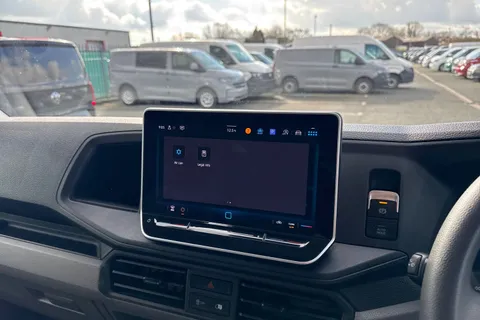 CX74ZJU Volkswagen Crafter 2.0 TDI CR35 Commerce Plus FWD MWB High Roof Euro 6 (s/s) 5dr Thumbnail #34