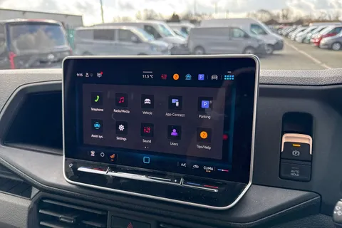 CX74ZDZ Volkswagen Crafter 2.0 TDI CR35 Commerce FWD MWB High Roof Euro 6 (s/s) 5dr Thumbnail #34