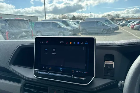 CX74XWW Volkswagen Crafter 2.0 TDI CR35 Commerce FWD MWB High Roof Euro 6 (s/s) 5dr Thumbnail #35