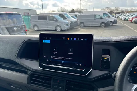 CX74ZJU Volkswagen Crafter 2.0 TDI CR35 Commerce Plus FWD MWB High Roof Euro 6 (s/s) 5dr Thumbnail #35