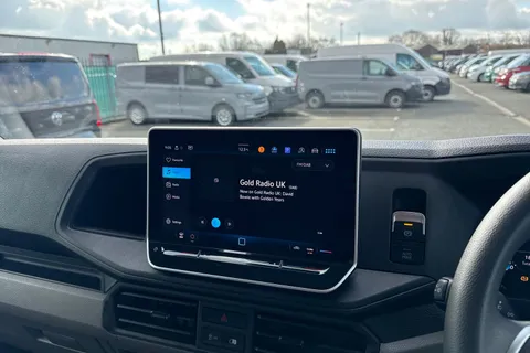 CX74ZJU Volkswagen Crafter 2.0 TDI CR35 Commerce Plus FWD MWB High Roof Euro 6 (s/s) 5dr Thumbnail #36