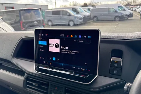 CX74ZDZ Volkswagen Crafter 2.0 TDI CR35 Commerce FWD MWB High Roof Euro 6 (s/s) 5dr Thumbnail #36