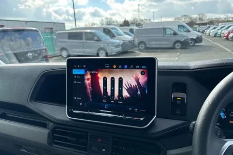 CX74ZJU Volkswagen Crafter 2.0 TDI CR35 Commerce Plus FWD MWB High Roof Euro 6 (s/s) 5dr Thumbnail #38