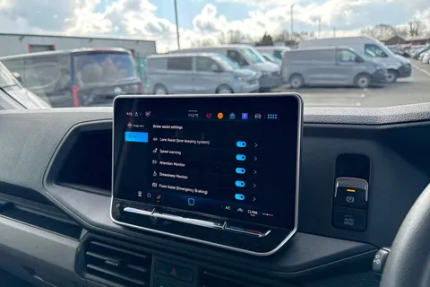 CX74ZDZ Volkswagen Crafter 2.0 TDI CR35 Commerce FWD MWB High Roof Euro 6 (s/s) 5dr Thumbnail #39