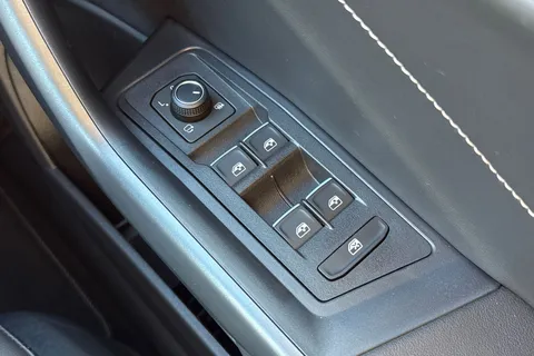 21 of 49 for Volkswagen T-Roc 2.0 TDI 150 EVO R-Line 5dr DSG **REVERSING CAMERA**