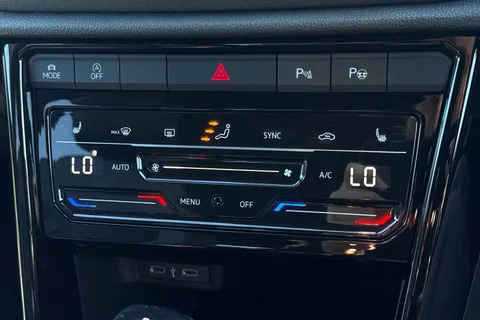 22 of 49 for Volkswagen T-Roc 2.0 TDI 150 EVO R-Line 5dr DSG **REVERSING CAMERA**