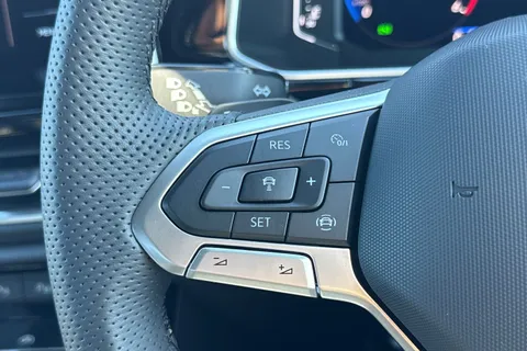 34 of 49 for Volkswagen T-Roc 2.0 TDI 150 EVO R-Line 5dr DSG **REVERSING CAMERA**