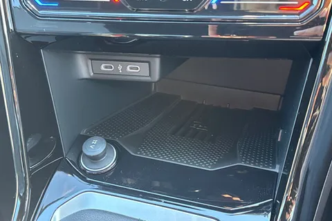 38 of 49 for Volkswagen T-Roc 2.0 TDI 150 EVO R-Line 5dr DSG **REVERSING CAMERA**