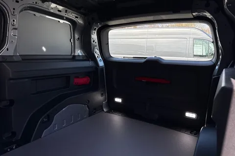 DG26XOJ Volkswagen ID. Buzz Cargo Commerce SWB 286 PS 77 kWh - Delivery Mileage Thumbnail #19