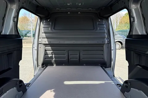 DG26XOJ Volkswagen ID. Buzz Cargo Commerce SWB 286 PS 77 kWh - Delivery Mileage Thumbnail #29