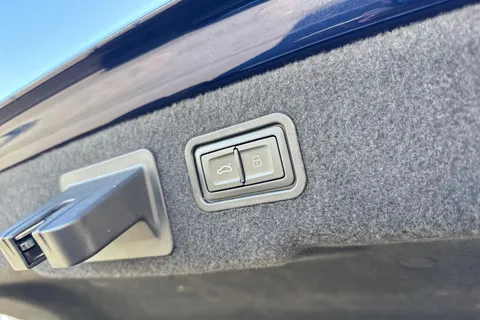 KU68UNW Audi A8 3.0 TDI V6 50 Tiptronic quattro Euro 6 (s/s) 4dr Thumbnail #32