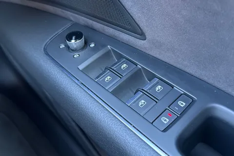 KU68UNW Audi A8 3.0 TDI V6 50 Tiptronic quattro Euro 6 (s/s) 4dr Thumbnail #37