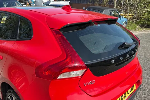 KT68UDH Volvo V40 2.0 D2 Momentum Edition Auto Euro 6 (s/s) 5dr Thumbnail #9