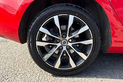 KT68UDH Volvo V40 2.0 D2 Momentum Edition Auto Euro 6 (s/s) 5dr Thumbnail #11