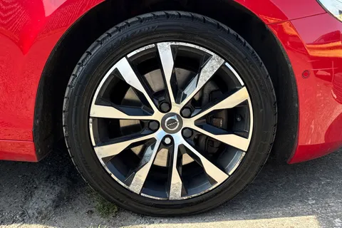 KT68UDH Volvo V40 2.0 D2 Momentum Edition Auto Euro 6 (s/s) 5dr Thumbnail #14