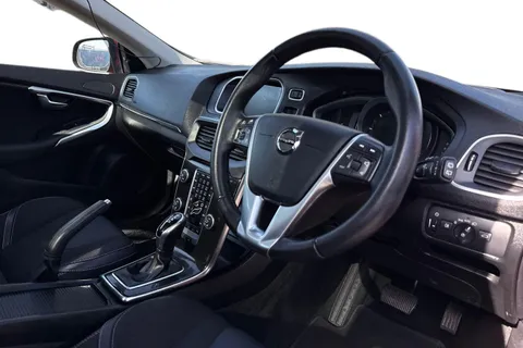 KT68UDH Volvo V40 2.0 D2 Momentum Edition Auto Euro 6 (s/s) 5dr Thumbnail #15