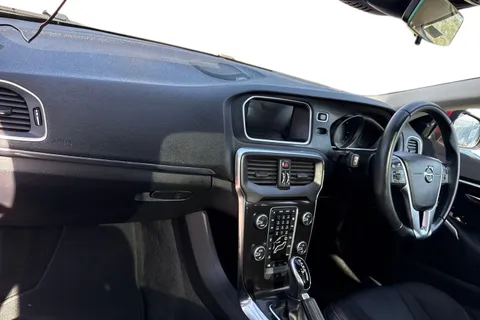 KT68UDH Volvo V40 2.0 D2 Momentum Edition Auto Euro 6 (s/s) 5dr Thumbnail #16