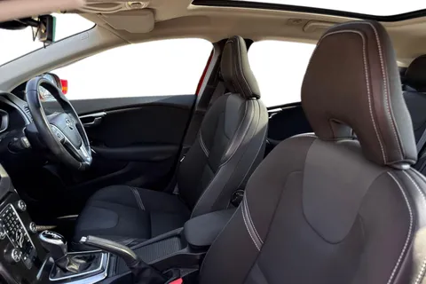 KT68UDH Volvo V40 2.0 D2 Momentum Edition Auto Euro 6 (s/s) 5dr Thumbnail #17