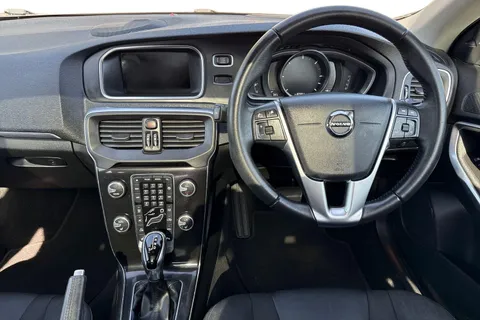 KT68UDH Volvo V40 2.0 D2 Momentum Edition Auto Euro 6 (s/s) 5dr Thumbnail #19