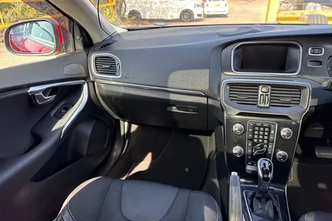 KT68UDH Volvo V40 2.0 D2 Momentum Edition Auto Euro 6 (s/s) 5dr Thumbnail #21