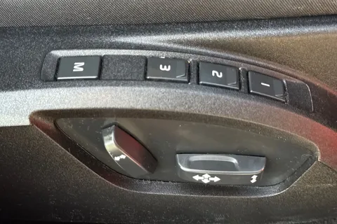 KT68UDH Volvo V40 2.0 D2 Momentum Edition Auto Euro 6 (s/s) 5dr Thumbnail #34