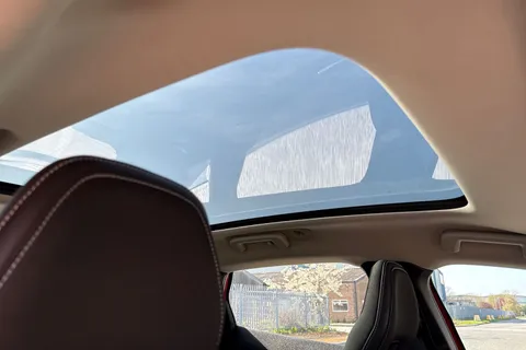 KT68UDH Volvo V40 2.0 D2 Momentum Edition Auto Euro 6 (s/s) 5dr Thumbnail #35