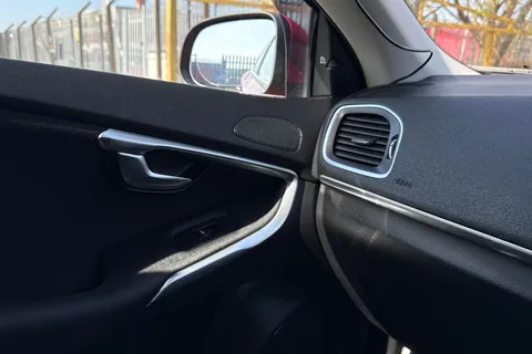 KT68UDH Volvo V40 2.0 D2 Momentum Edition Auto Euro 6 (s/s) 5dr Thumbnail #36