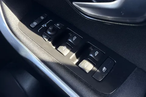 KT68UDH Volvo V40 2.0 D2 Momentum Edition Auto Euro 6 (s/s) 5dr Thumbnail #37