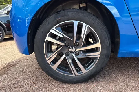 DG23PTX PEUGEOT 208 1.2 PureTech Allure Premium + Euro 6 (s/s) 5dr Thumbnail #11