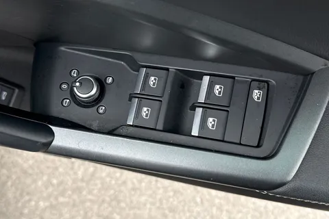 YG23VGE Audi Q3 S line 40 TFSI quattro 190 PS S tronic Thumbnail #21