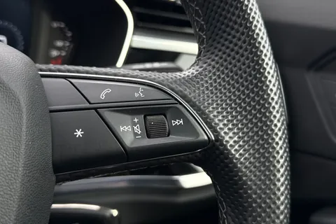 YG23VGE Audi Q3 S line 40 TFSI quattro 190 PS S tronic Thumbnail #36