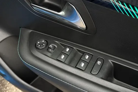 DE73PZZ PEUGEOT 208 1.2 PureTech Allure Premium + Euro 6 (s/s) 5dr Thumbnail #21