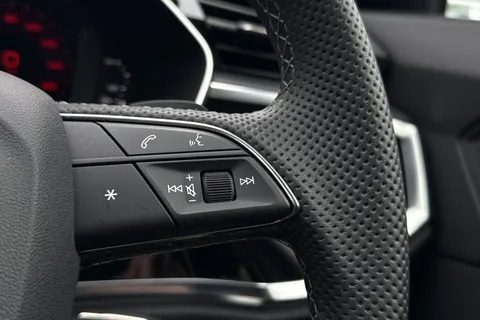 PN75GWV Audi Q3 Black Edition 35 TFSI  150 PS S tronic Thumbnail #37