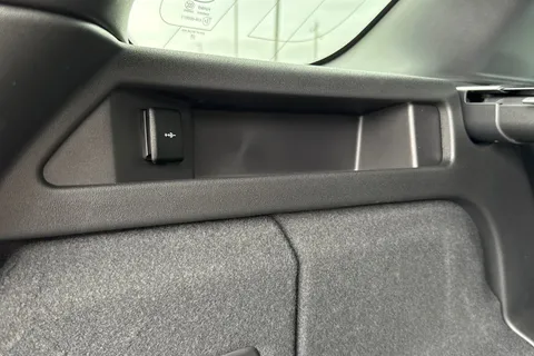 DN75WBG Land Rover Discovery Sport 2.0 D200 Metropolitan 5dr Thumbnail #28