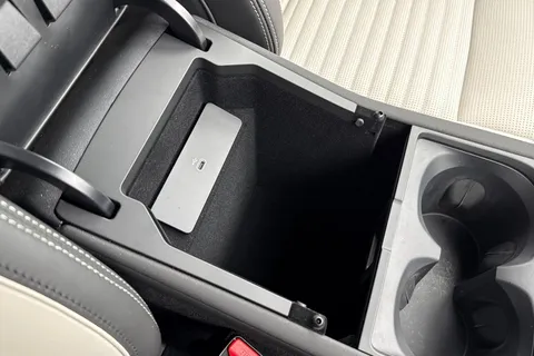 DN75WBG Land Rover Discovery Sport 2.0 D200 Metropolitan 5dr Thumbnail #35