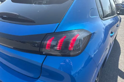 8 of 65 for PEUGEOT 208 1.2 PureTech Allure Euro 6 (s/s) 5dr