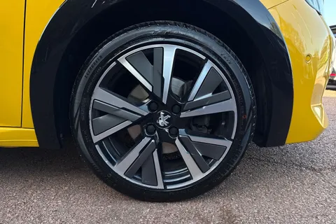 DE72OYF PEUGEOT 208 1.2 PureTech GT Euro 6 (s/s) 5dr Thumbnail #10