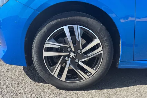 13 of 65 for PEUGEOT 208 1.2 PureTech Allure Euro 6 (s/s) 5dr