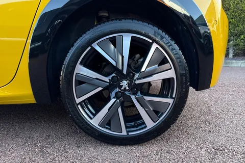 12 of 49 for PEUGEOT 208 1.2 PureTech GT Euro 6 (s/s) 5dr