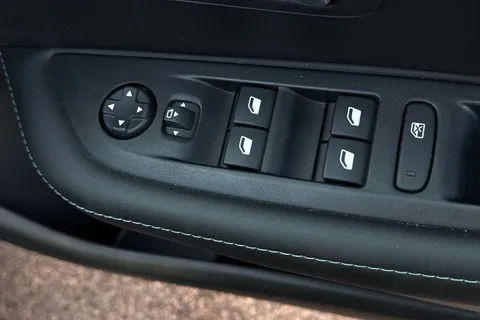 MT73FFA PEUGEOT 208 1.2 PureTech Allure Premium + Euro 6 (s/s) 5dr Thumbnail #21